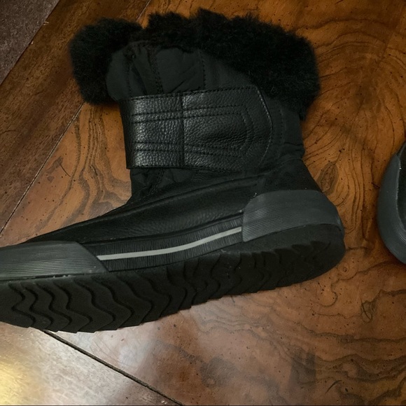 Women’s 8.5 waterproof black boots, lined with warm faux fur and great for bad - Picture 2 of 8
